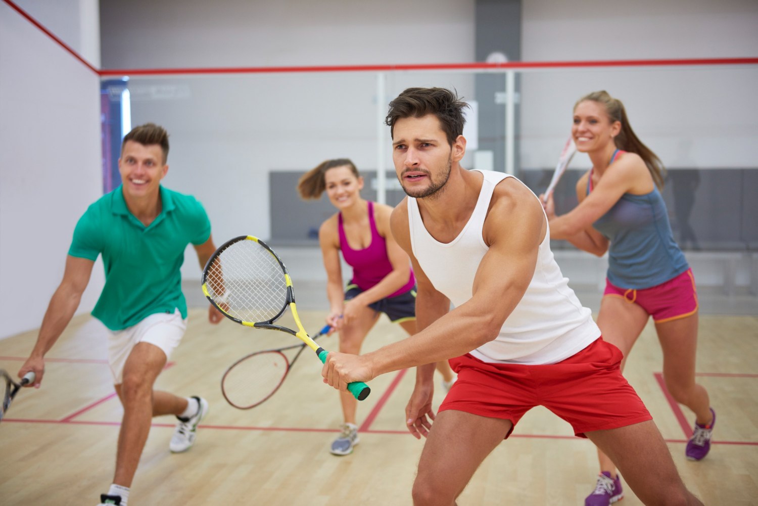 Czwórka pasjonatów gra w squasha