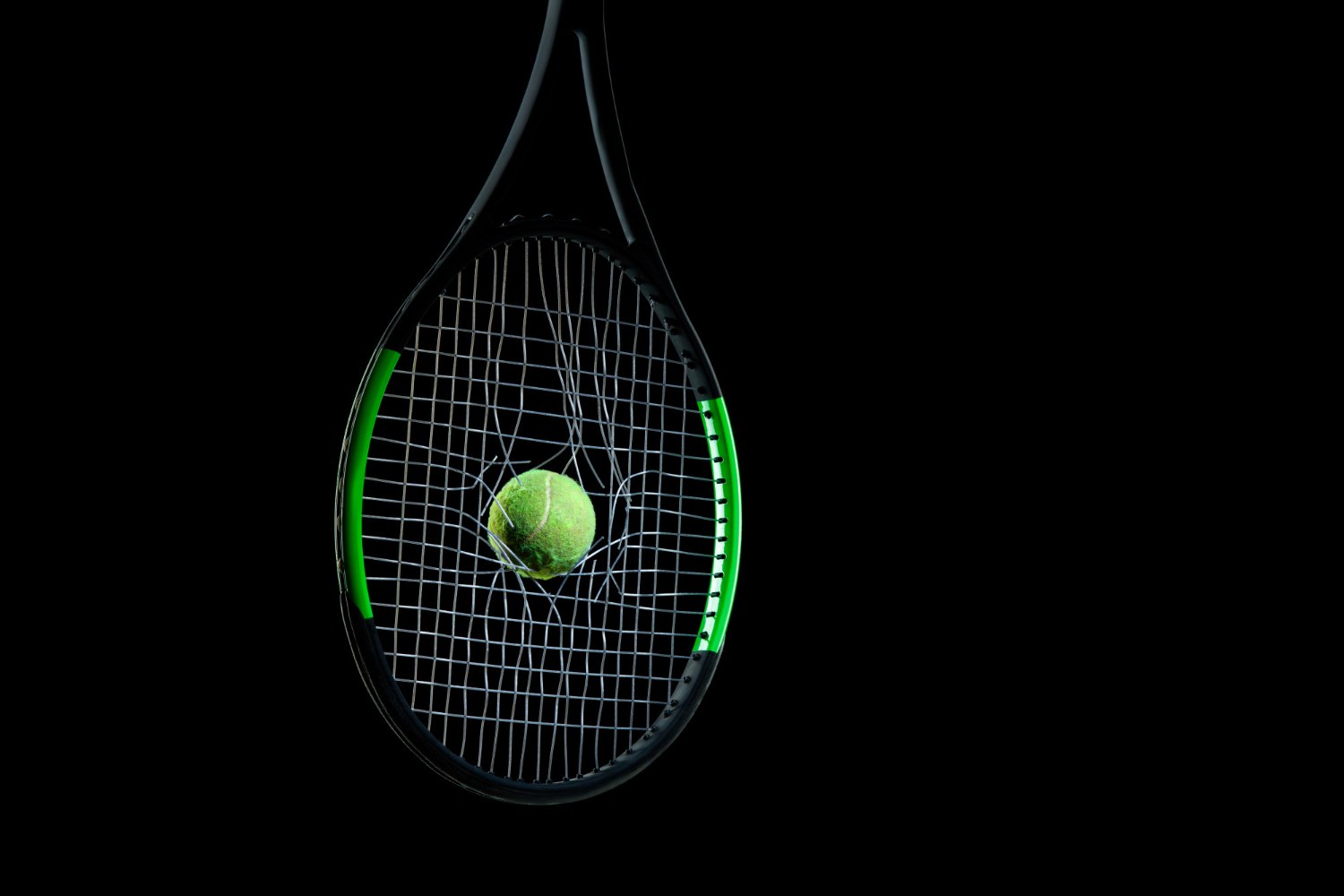 Pęknięty naciąg w rakiecie tenisowej